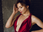 Жительница Воронежа показала очень сексуальные фото в элегантном красном платье