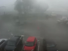 Бушующий ураган в Воронеже, сносящий мусорные контейнеры, попал на видео