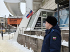 Падение наледи с крыши травмировало мать с ребенком-инвалидом в Воронеже