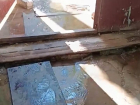 «Вода уже прямо в подъезде»: дырявая труба в Советском районе Воронежа продолжает заливать горожан