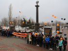 На День героев Отечества воронежские школьники выпустили в небо полсотни воздушных шаров
