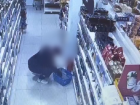 Продуктовый воришка набил рюкзак вкусняшками и попал на камеру видеонаблюдения