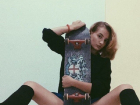 Уроженка Воронежа выкладывает в сеть откровенные фотографии, на которых она прикрывает прелести котом и скейтбордом 