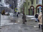 Бабушку-регулировщицу заметили в самом центре Воронежа