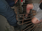 Ногу воронежца спасатели извлекали из ливневки гидравлическим инструментом