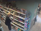 Продавщица из воронежского супермаркета «киношно» задержала грабителя подножкой