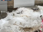 Гигантские глыбы льда рухнули перед входом в студию загара в Воронеже