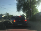 Сломанный светофор на ж/д-переезде в Воронеже спровоцировал глухую пробку