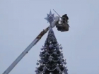 На видео попало, как в Воронеже начали разбирать скандальную елку за 7 миллионов рублей