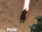 Рано утром в Воронеже странная девушка билась в конвульсиях на детской площадке