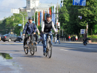 Власти Воронежа с утра покатались по городу на велосипедах