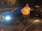 Анастасию Волочкову заметили с огромным букетом и мужчиной на роскошном Rolls-Royce в центре Воронежа