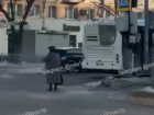 Бабушку-регулировщицу застали за полезным занятием в Воронеже  