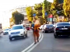 В Воронеже на видео попал безумный папаша, идущий с дочкой на руках посреди проезжей части
