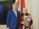 Воронежский губернатор наградил журфаковскую «радиобабушку»