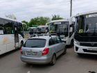 Женщина на иномарке протаранила автобус и сбежала в Воронеже 
