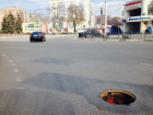 Открытый люк на дороге около Памятника Славы в Воронеже возмутил горожан