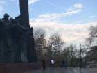 Воронежские «инвалиды на голову» устроили из братской могилы скейт-площадку