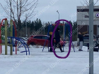 «Предлагал конфеты и ходил следом»: воронежцы сообщили о странном мужчине на детской площадке
