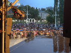 Концерт ко Дню Победы превратился в мокрое испытание, но воронежцы его выдержали