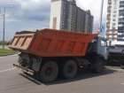 Водитель иномарки чудом не пострадал в жестком столкновении с КамАЗом в Воронеже