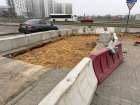 Уже два месяца не могут зарыть гигантскую яму на дороге в воронежском Шилово