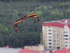 Прыжок экстремала с башенного крана с георгиевской лентой в Воронеже попал на видео 