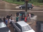 Подростки устроили купания в лужах после урагана в Воронеже