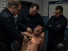 Трое полицейских пытали мужчину в отделении и повесили на него «административку» в Воронежской области