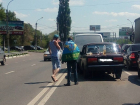 Десантники устроили пьянку с багажника машины после ДТП на дороге в Воронеже