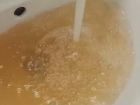 «Добавляют сахарный колер»: у воронежца из крана льется вода необычного цвета