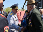Генерал-майор и ансамбль "Альянс" приехали поздравить с грядущим днем Победы воронежского ветерана