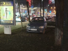 Иномарка притаилась на газоне во время транспортного коллапса в Воронеже