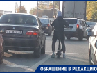 Девушка на электросамокате поиздевалась над водителями авто в Воронеже 