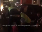 Задержание лихого водителя у торгового центра попало на видео в Воронеже