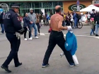 Устроивший странные танцы в центре Воронежа полуголый мужчина сбежал от полицейских 