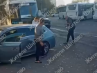 Водитель легковушки «поговорил» с водителем автобуса перцовым баллончиком и кулаками в Воронеже - видео 