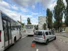 Ребёнок пострадал после столкновения машины и автобуса в Воронеже