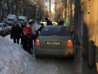 Ростовский автохам чуть не подавил воронежских детей, разъезжая по тротуару