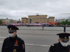 Воронежцам предъявили за маски на параде Победы
