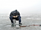 Воронежские рыбаки вышли на едва застывший лед водохранилища