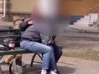 Пьяных мужчин застали за непотребствами на скамейке в Воронеже