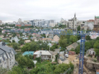 Угрожающая стрела подъемного крана напугала жителей частного сектора Воронежа