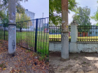 В «безопасной» школьной ограде появилась дыра на левом берегу Воронежа
