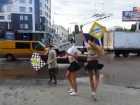Модели в откровенных нарядах устроили зажигательные танцы в центре Воронежа