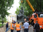 Памятник Ивану Бунину вернули на место в одноименный сквер в центре Воронежа