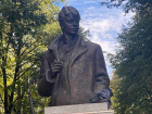 Памятник Есенину в воронежском сквере не помыли перед днем рождения поэта