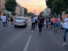 Гулящая молодежь устроила пляски на проезжей части проспекта Революции Воронежа