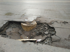 Воронежцы запечатлели страшную яму-«убийцу» на одной из городских дорог
