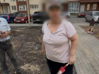 «Дырки сделаю в голове»: буйная леди вырвала саженцы и набросилась на парня в Воронеже